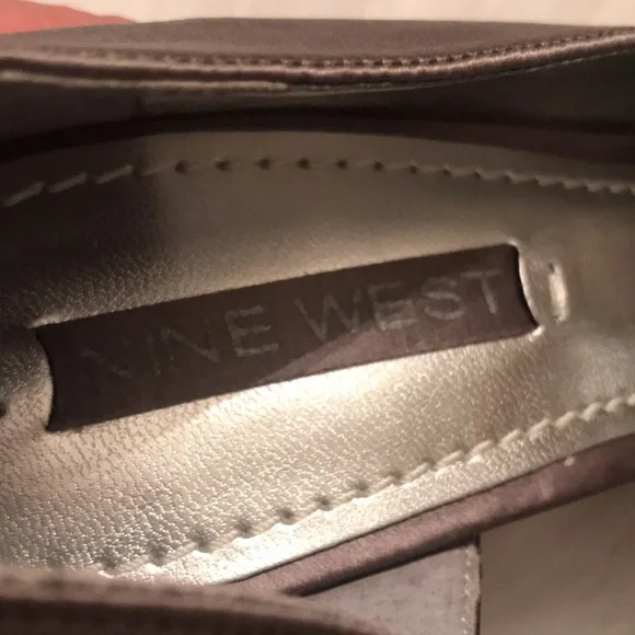 Beautiful satin dressy pump - Picture 6 of 6